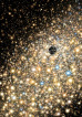 Superhmotná černá díra v jádru obří eliptické galaxie